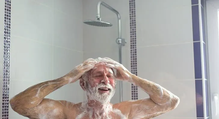 Douche à l'italienne : tous les avantages pour les seniors et les PMR