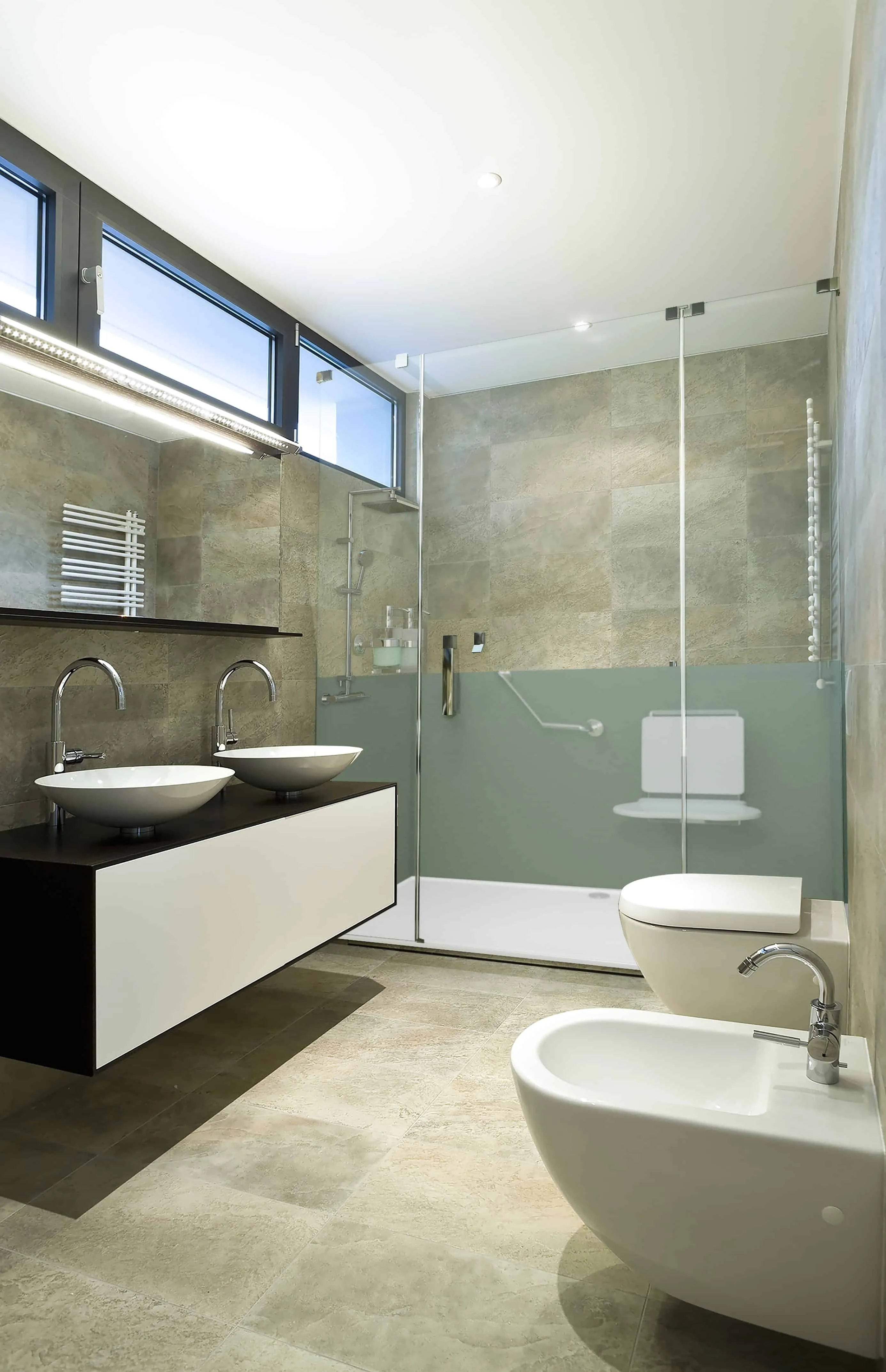 Douche à l'italienne et paroi vitrée