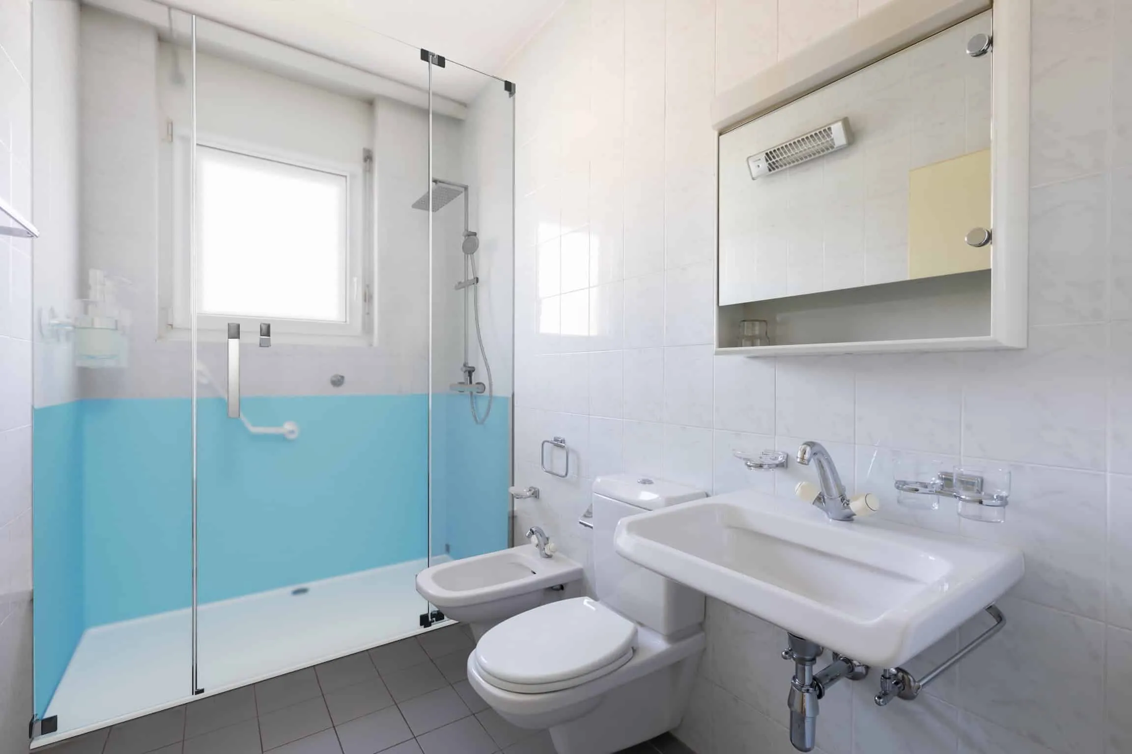 Salle de bain rénovée avec meuble vasque