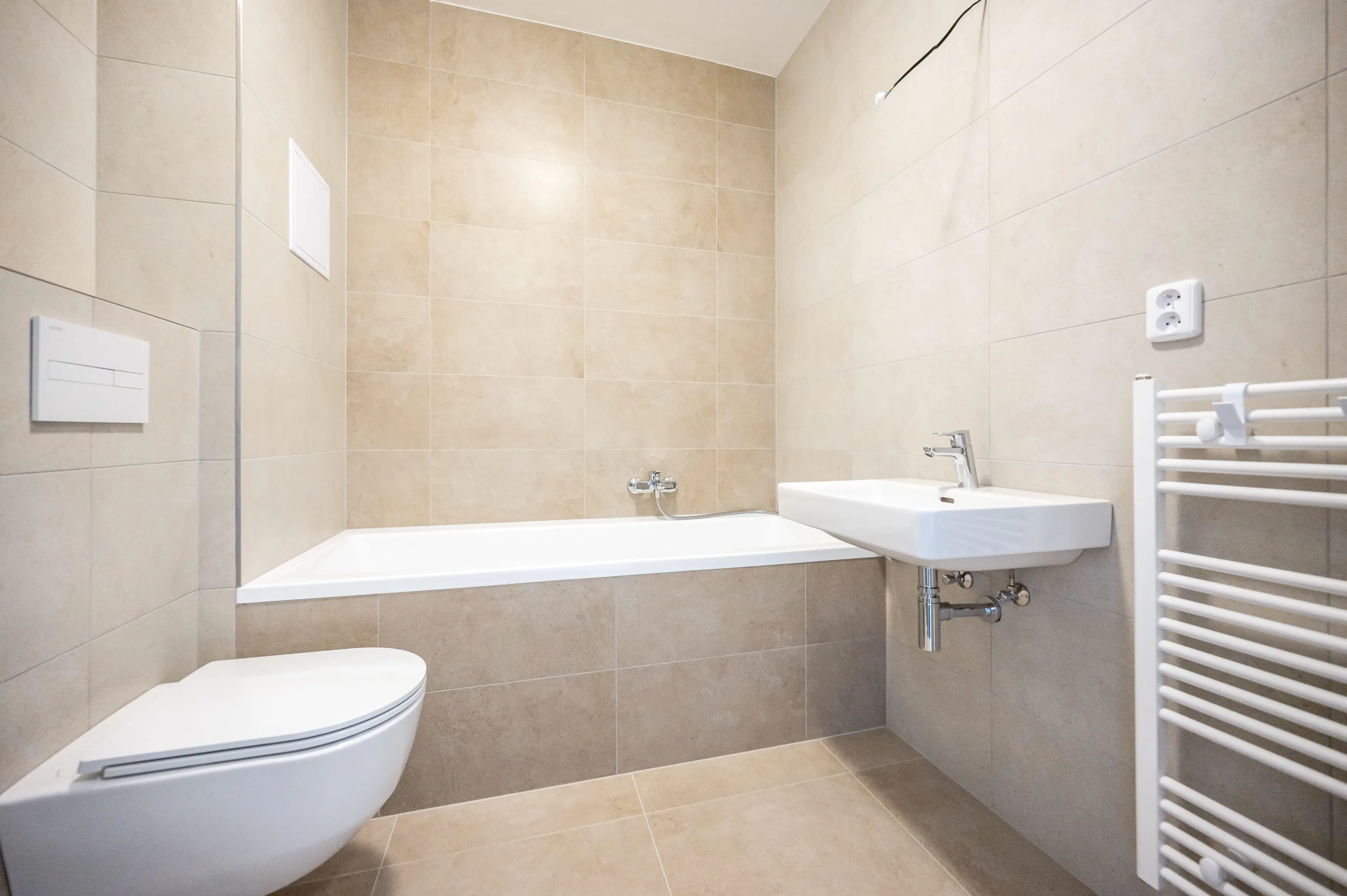 Salle de bain avant rénovation à Suresnes